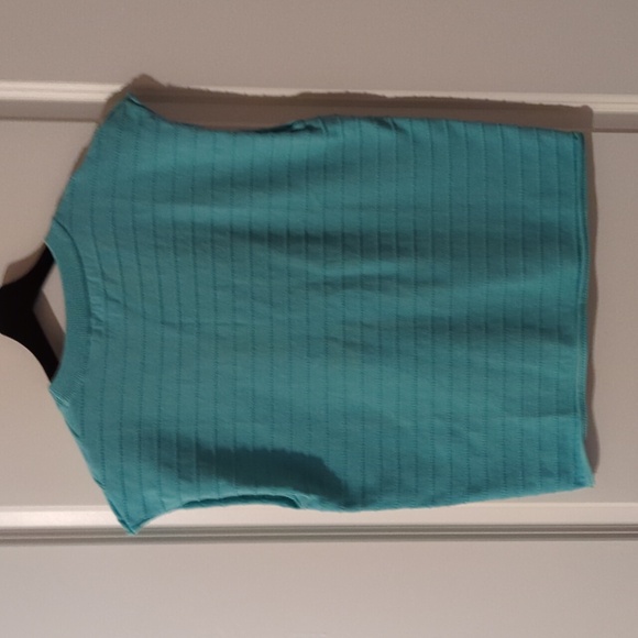 Green Sleeveless Ribbed Top - Picture 4 of 8